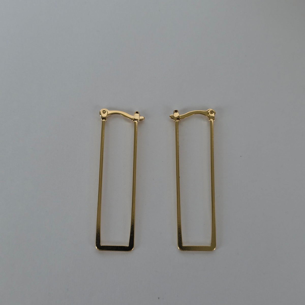 Argolla Rectangular Alargada Lisa · Baño de Oro 18K — Joyería BomLeón