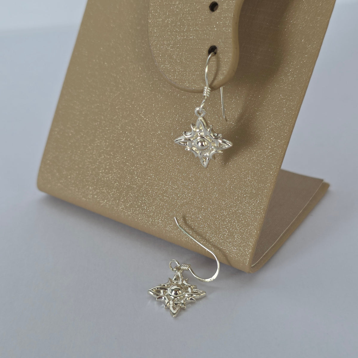 Aros Colgantes Estrella Ornamental de Cuatro Puntas en Plata 925