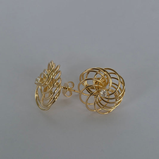 Aretes Topo Espiral Entrelazada con Microcirzón Central – Baño de Oro 18K — Joyería BomLeón