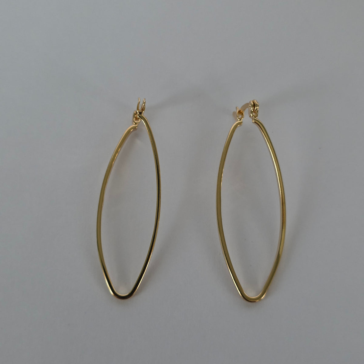 Aros Argolla Ovalada Marquesa Perfil Delgado Dorado Baño de Oro 18K — Joyería BomLeón