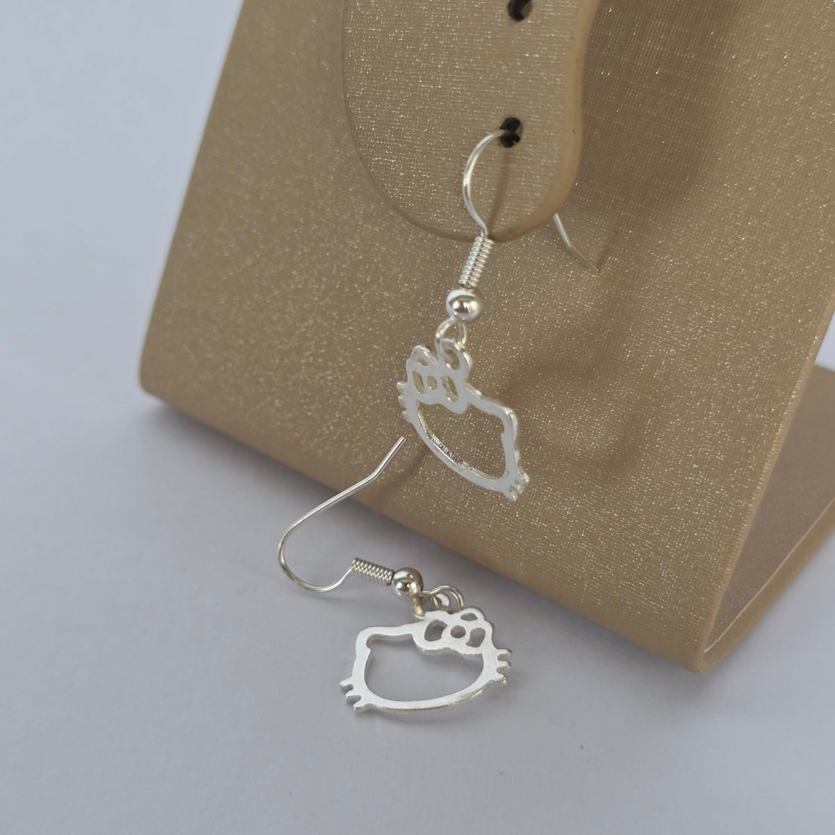 Aros Colgantes Gatita con Lazo Calado en Plata 925