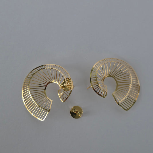 Aretes Abanico Calado Espiral Baño de Oro 18K — Joyería BomLeón
