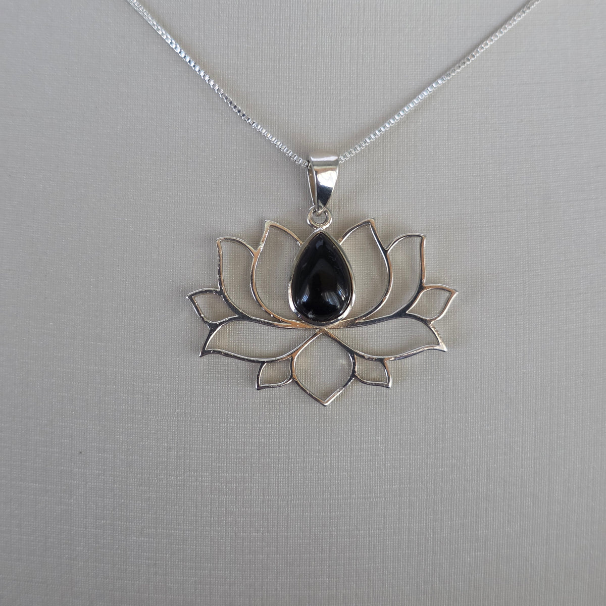 Colgante Flor de Loto Calada con Microcircón Negro Plata 925