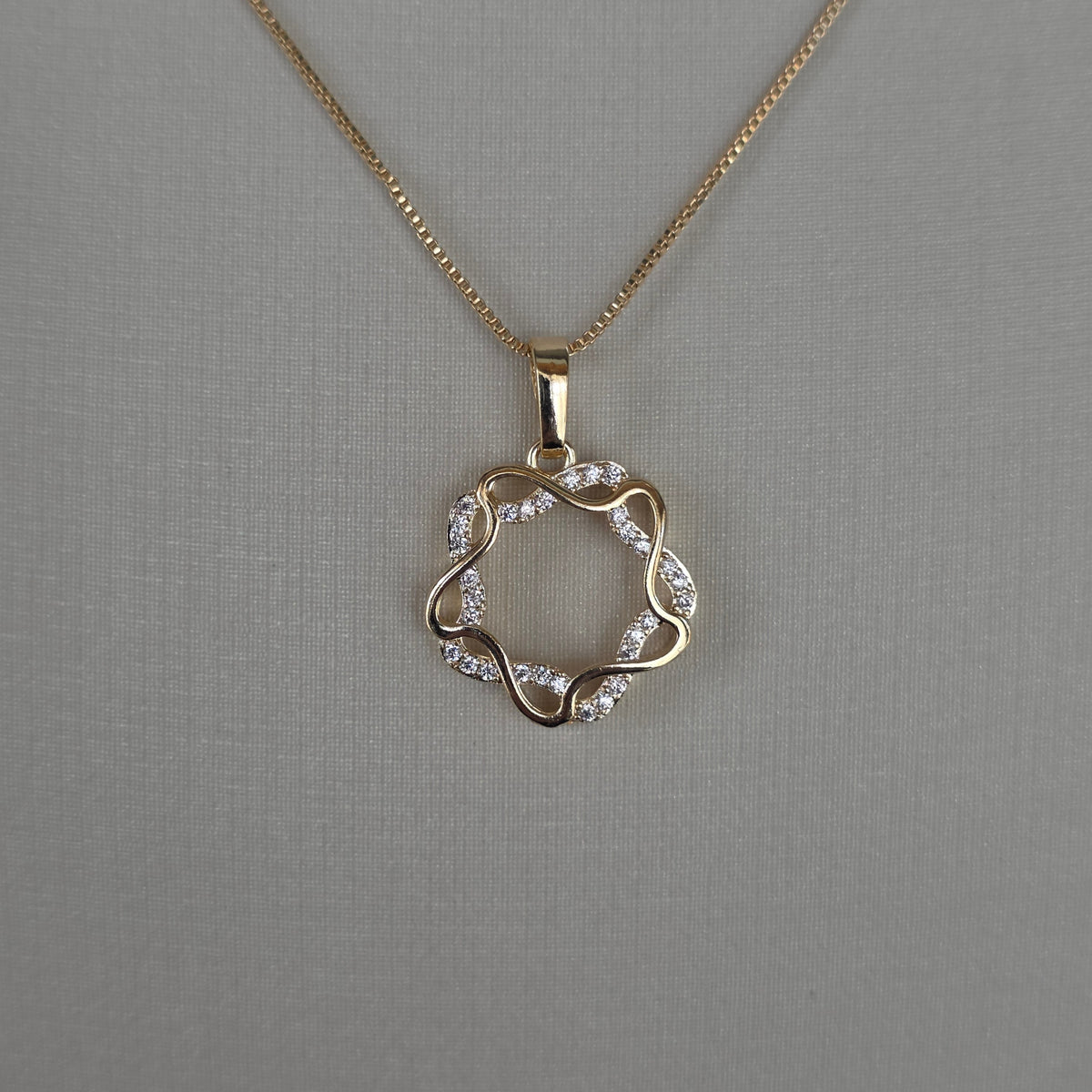 Dije Aro Floral Calado con Microcircones Baño de Oro 18K — Joyería BomLeón