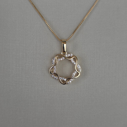 Dije Aro Floral Calado con Microcircones Baño de Oro 18K — Joyería BomLeón
