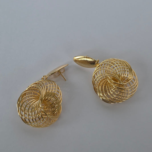 Aros Colgantes Nudo Esférico Trenzado Alambre Dorados Baño de Oro 18K — Joyería BomLeón
